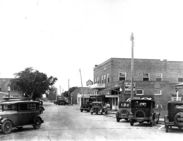 Vintage street scene with classic cars and brick buildings, reflecting the heritage of our community at Southern Style Dental.